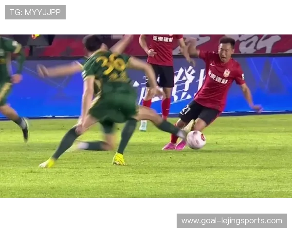 足球场上的愤怒瞬间：球星因判罚失误爆发怒火的背后心理解析